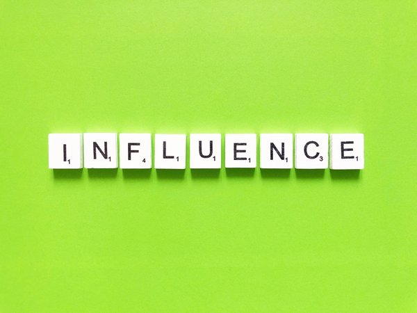 Comment utiliser le marketing d'influence pour promouvoir des produits de mode éthique ?
